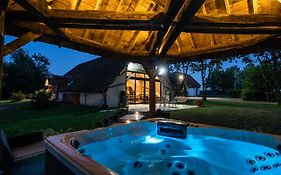 La Grange De Léonie, Chambres d'hôtes avec Piscine et Spa